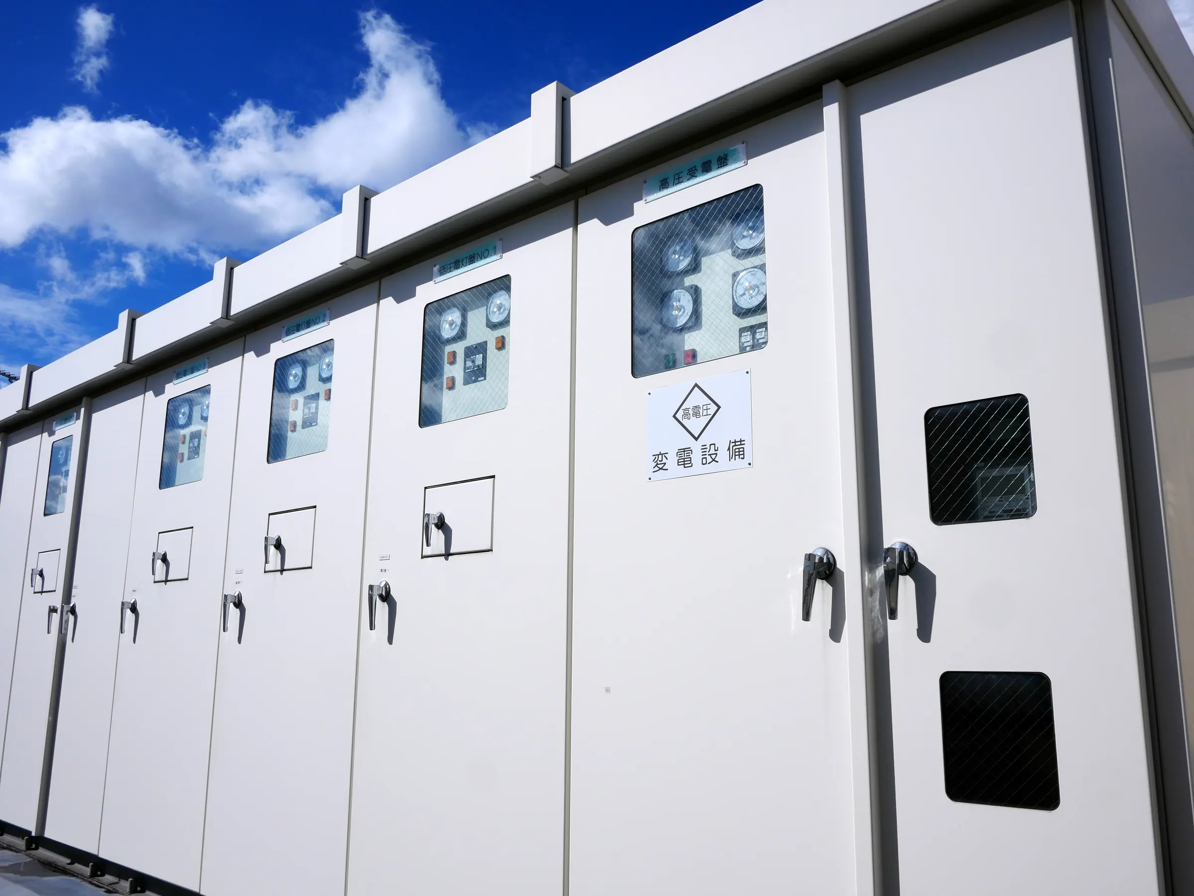 屋外に並ぶ高圧受変電設備（キュービクル）